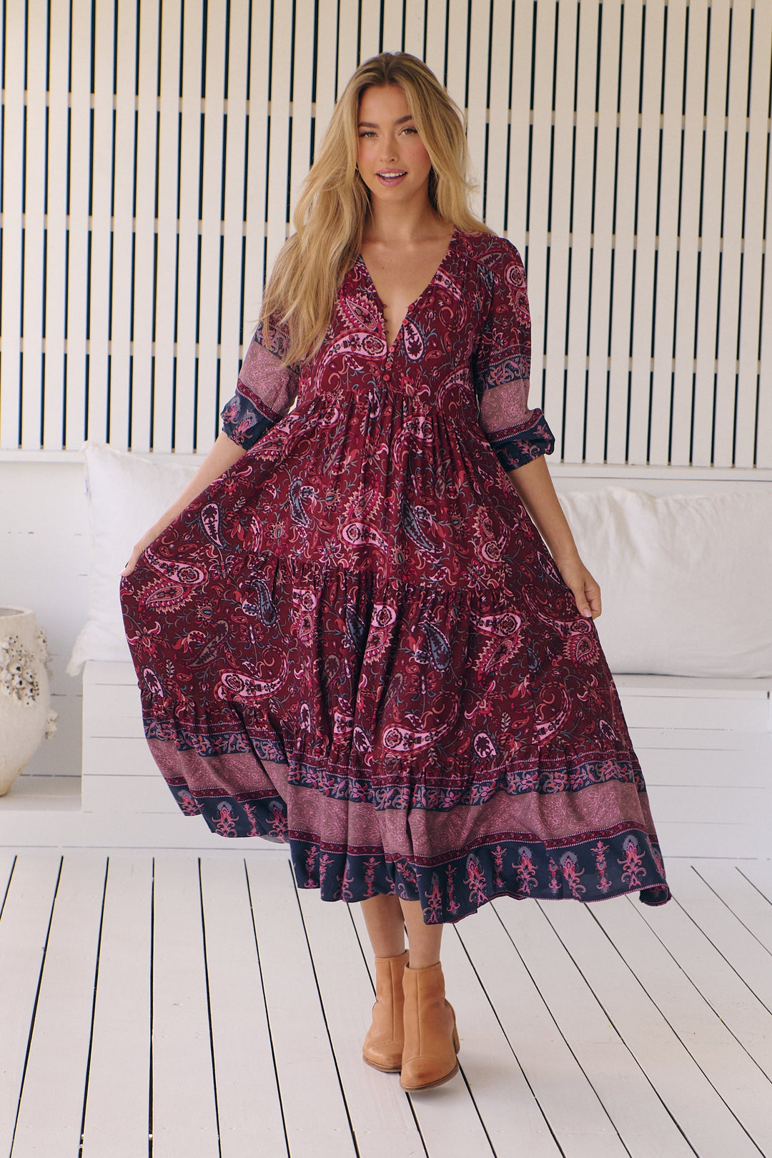 Abito donna midi estivo, stampato con disegni moderni, perfetto per un outfit alla moda.
