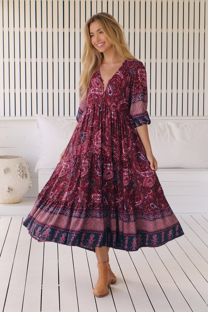Abito midi stampato con cintura in vita, per un look estivo femminile e alla moda.
