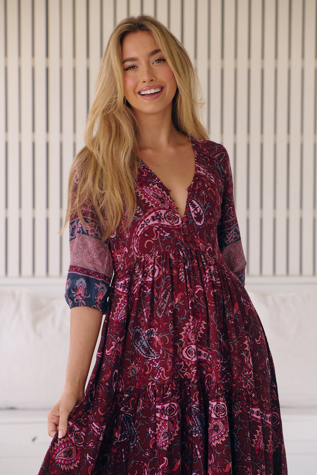 Abito midi da donna, stampato e versatile, ideale per un guardaroba estivo chic.
