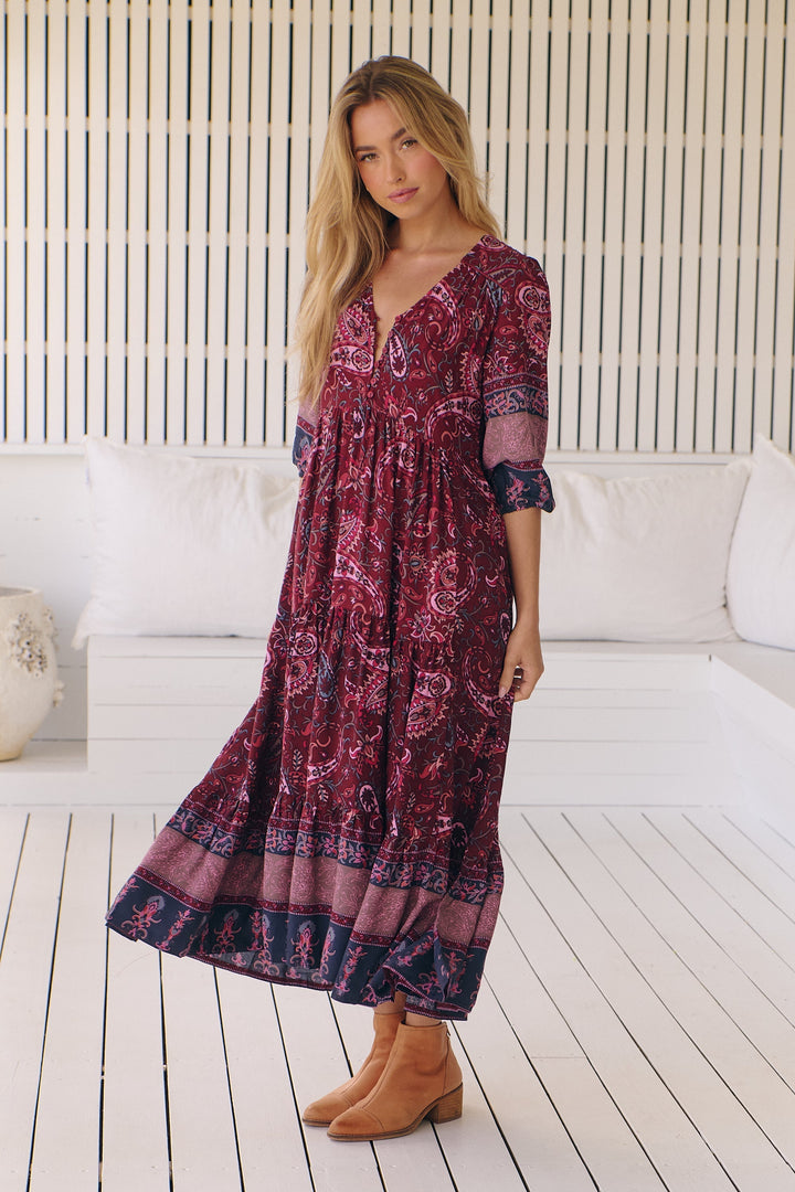 Abito midi estivo da donna, con stampa vivace, perfetto per un look disinvolto ed elegante.