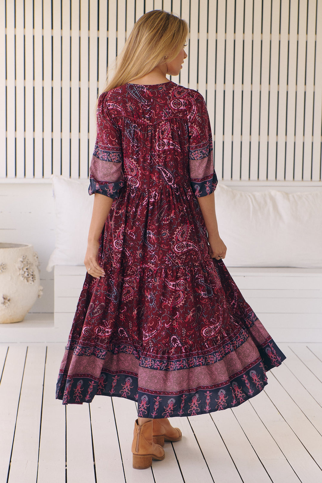 Moda donna: abito midi stampato, versatile per ufficio o tempo libero estivo.