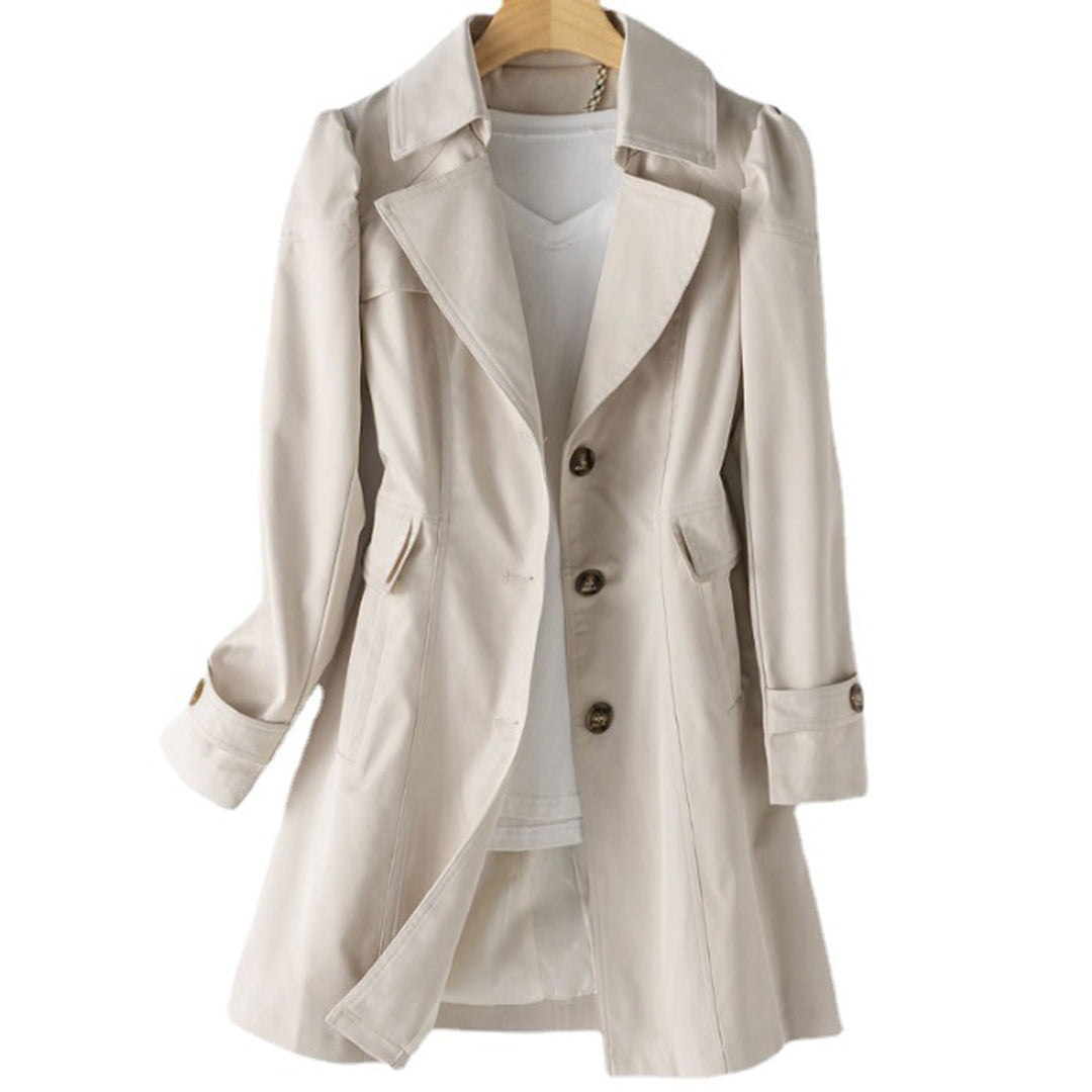 Dettaglio bottoni trench donna elegante, doppio petto, chiusura raffinata. Mezzastagione intramontabile.