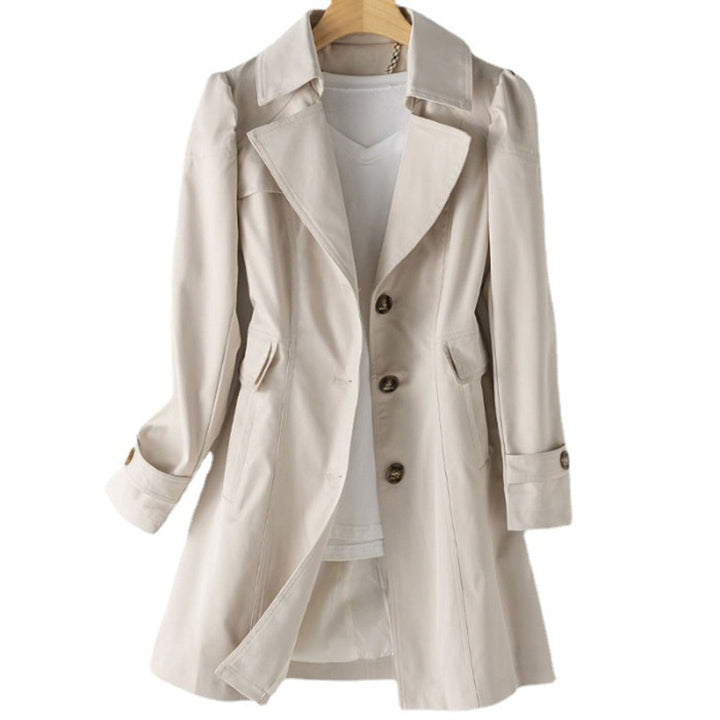 Dettaglio bottoni trench donna elegante, doppio petto, chiusura raffinata. Mezzastagione intramontabile.