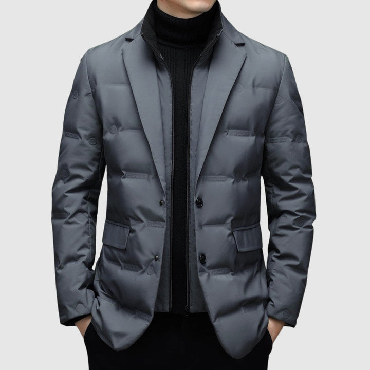 Giacca invernale da uomo, un capospalla caldo con collo a revers per la protezione dal freddo. Eleganza e moda uomo assicurate.