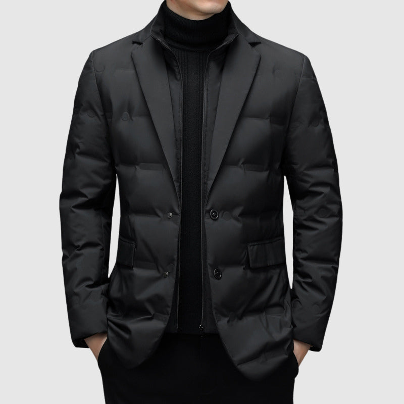 Giacca invernale uomo nera con collo a revers. Calda ed elegante, perfetta come capospalla protettivo per la moda uomo.