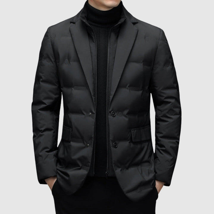 Giacca invernale uomo nera con collo a revers. Calda ed elegante, perfetta come capospalla protettivo per la moda uomo.