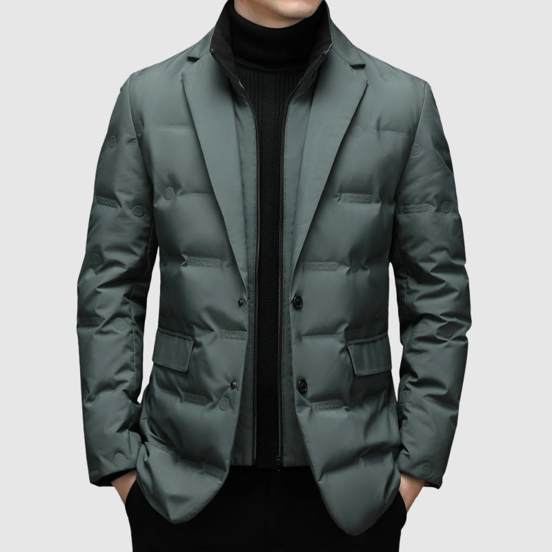 Moderna giacca invernale uomo con collo a revers. Offre un look elegante e calore, perfetta come capospalla per la moda maschile.