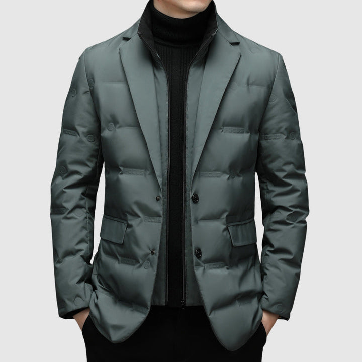 Moderna giacca invernale uomo con collo a revers. Offre un look elegante e calore, perfetta come capospalla per la moda maschile.