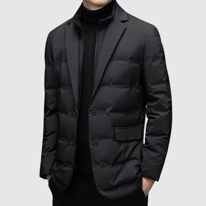 Giacca uomo invernale nera con collo a revers, ideale per un look elegante e per la protezione dal freddo. Capospalla moda uomo.