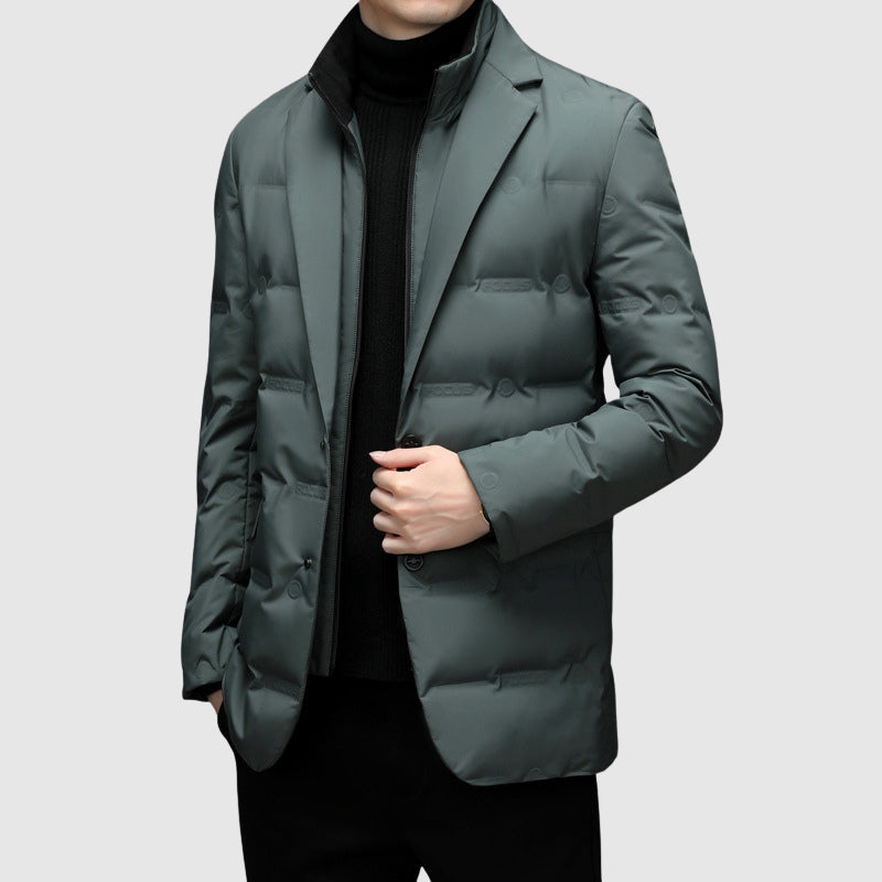 Giacca invernale uomo grigia calda ed elegante, con collo a revers. Capospalla perfetto per un look raffinato in moda uomo.