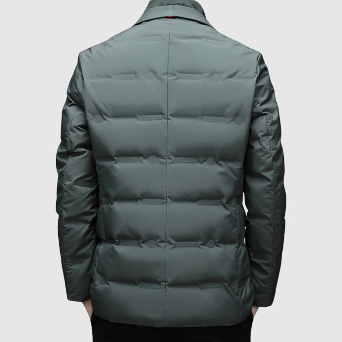 Giubbotto invernale uomo verde con collo a revers. Offre calore e stile elegante, un capospalla essenziale per la moda maschile.