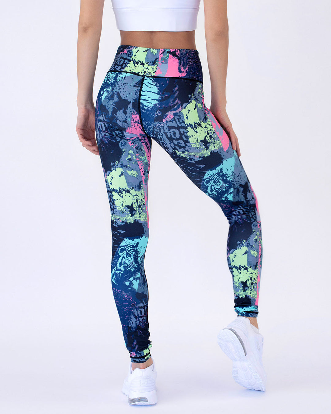 Leggings donna sportivi con stampa astratta, ideali per yoga e fitness. Traspiranti e confortevoli per allenamento.