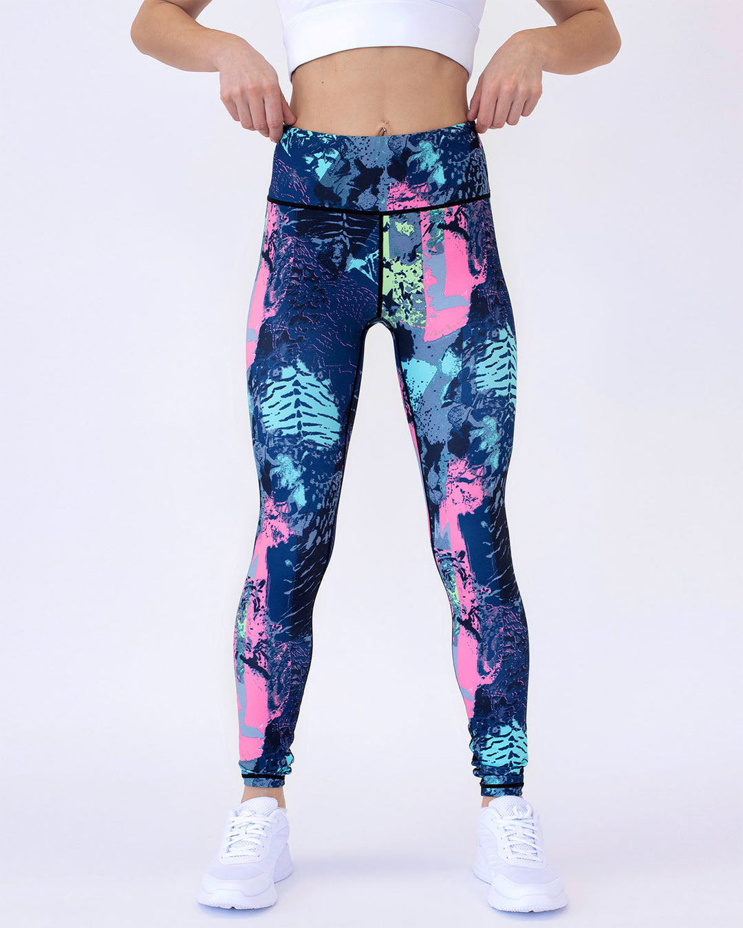 Leggings donna activewear con stampa astratta, elasticizzati e traspiranti per comfort quotidiano e stile attivo.