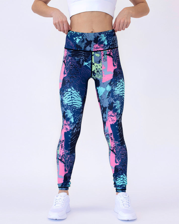 Leggings donna activewear con stampa astratta, elasticizzati e traspiranti per comfort quotidiano e stile attivo.
