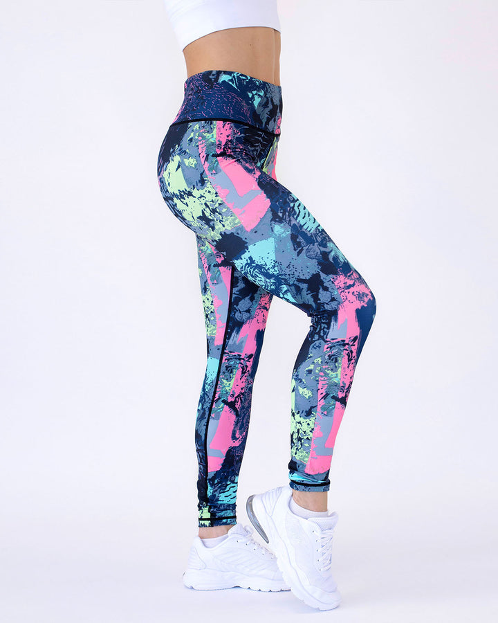 Versatili leggings donna con stampa astratta unica, per sport o comfort quotidiano. Morbidi e flessibili.