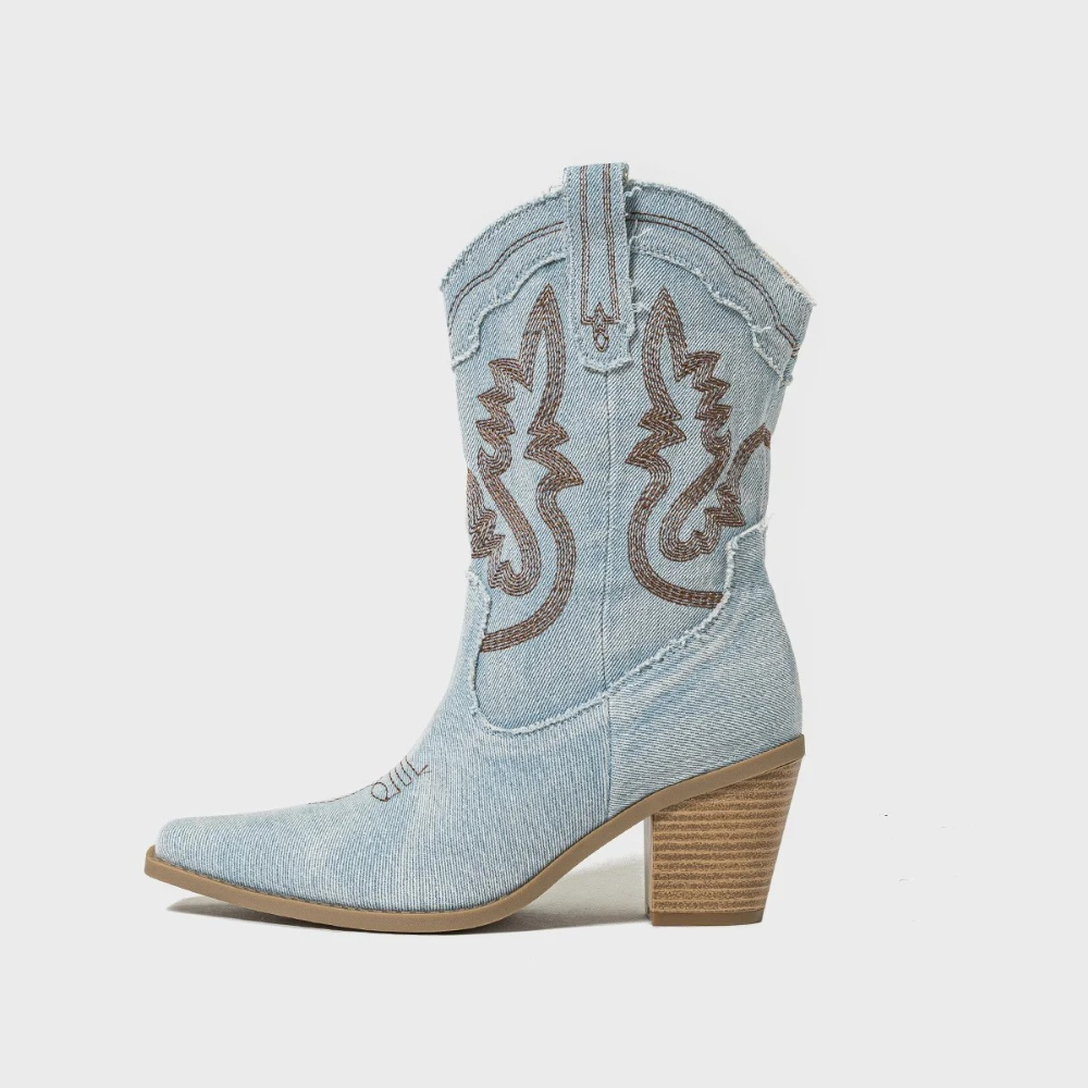 Eleganza western: stivaletti ricamati da donna con tacco medio, perfetti per le tendenze autunnali.