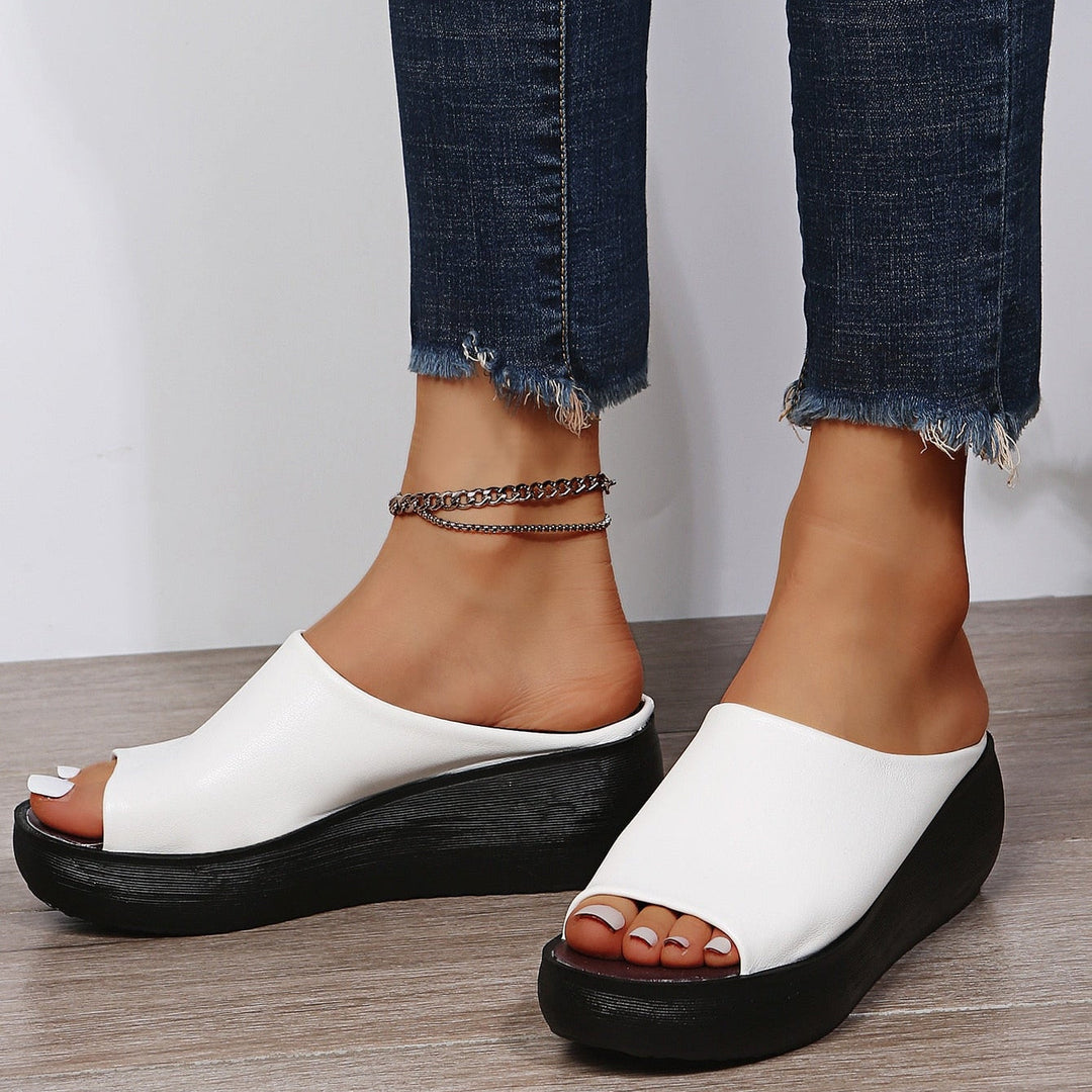Pratici sandali donna slip-on con zeppa per viaggi e passeggiate estive confortevoli.