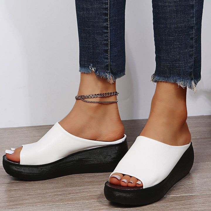 Pratici sandali donna slip-on con zeppa per viaggi e passeggiate estive confortevoli.