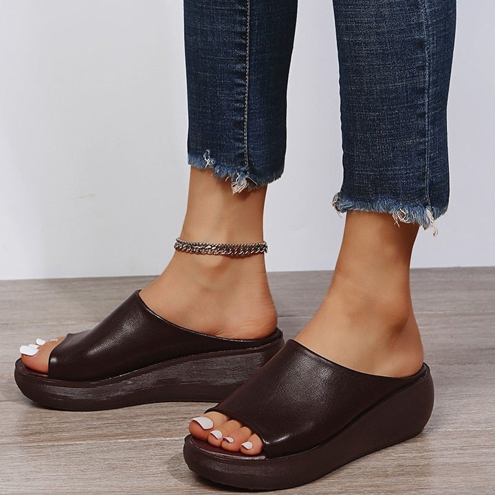 Sandali donna comfort slip-on con zeppa, ideali per l'uso quotidiano estivo.