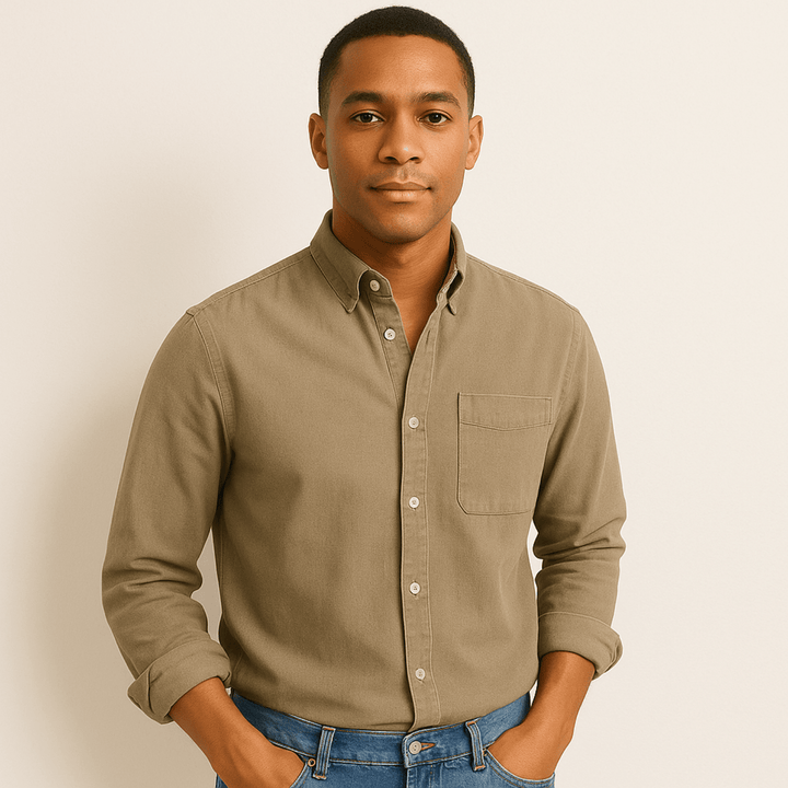 Abbigliamento uomo: camicia classica a maniche lunghe, vestibilità regolare, con bottoni.