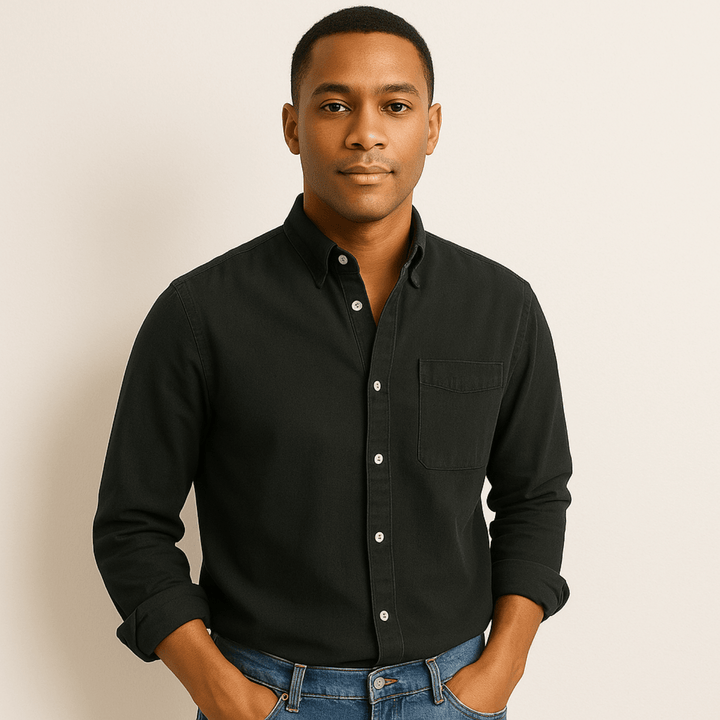 Camicia classica uomo, maniche lunghe, vestibilità regolare, abbottonatura frontale.