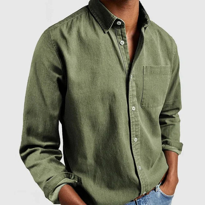 Moda uomo: camicia a maniche lunghe, vestibilità regolare, design pulito e contemporaneo.