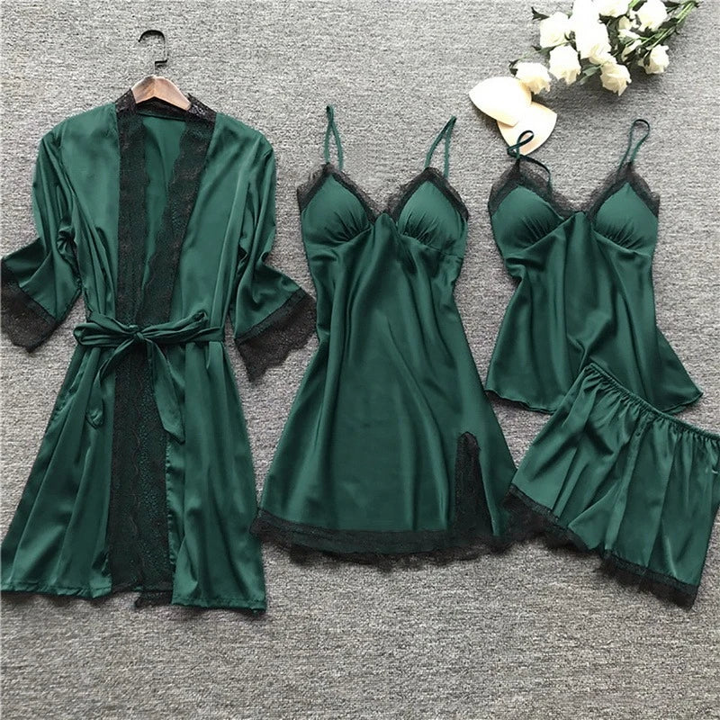 Pigiama donna completo in satin lucido con delicato pizzo, perfetto per notti serene e momenti di relax a casa.