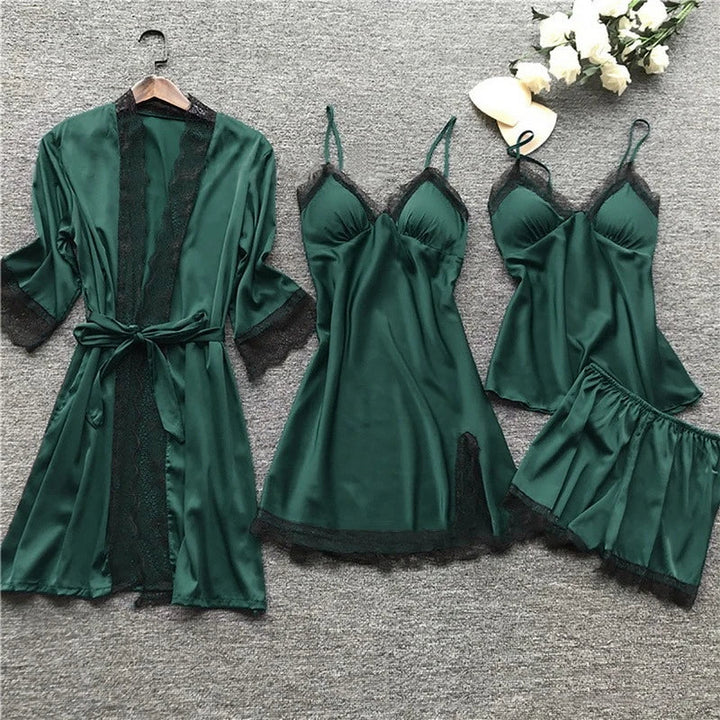 Pigiama donna completo in satin lucido con delicato pizzo, perfetto per notti serene e momenti di relax a casa.