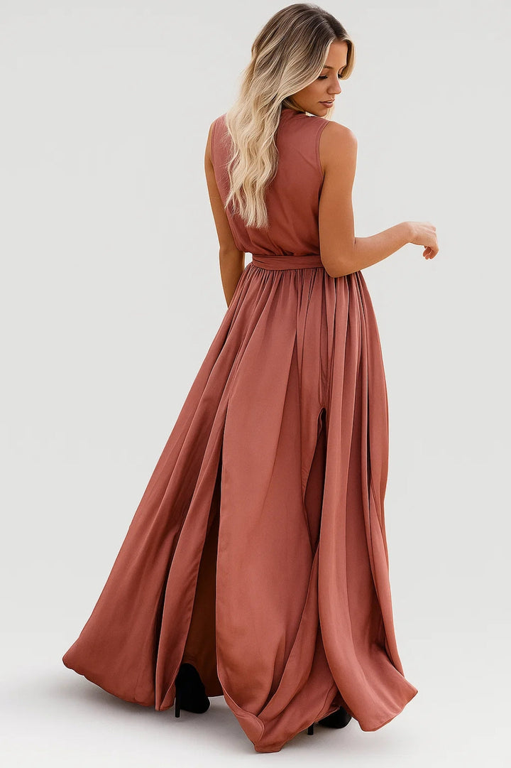 Vestito estivo lungo da donna, modello a portafoglio con spacco profondo. Perfetto per serate eleganti e moda femminile.