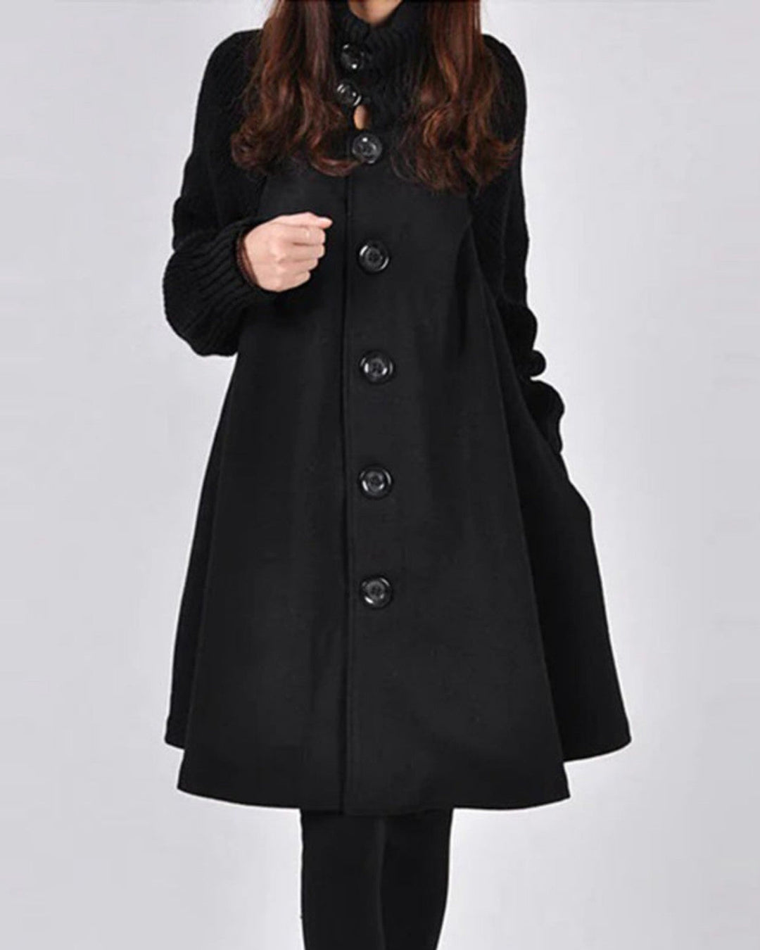 Elegante cappotto lungo da donna nero, classico e versatile, un must-have per l'inverno.