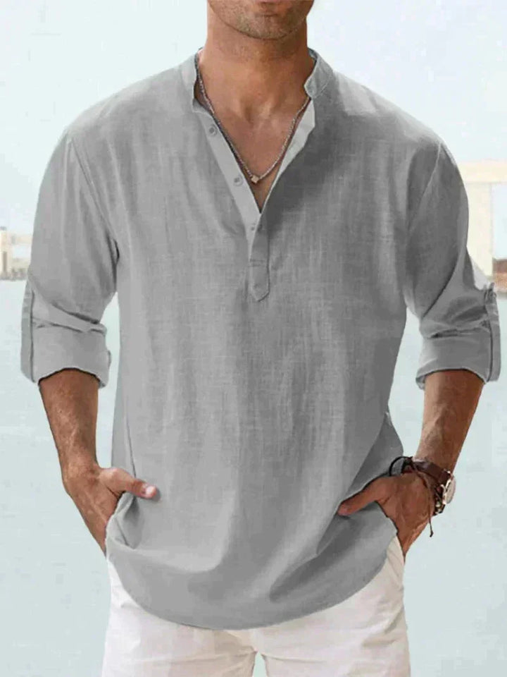 Uomo con camicia estiva versatile. Adatta a outfit casual o più formali, comfort garantito e stile estivo.