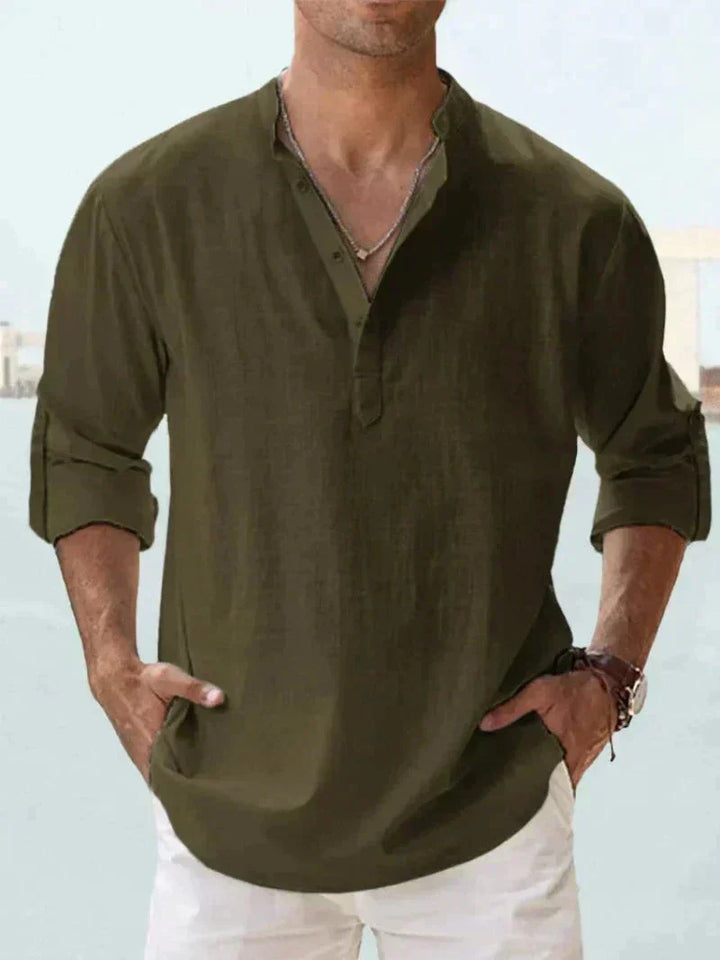 Uomo indossa camicia estiva leggera, perfetta per serate casual. Stile versatile e comfort per ogni uomo.