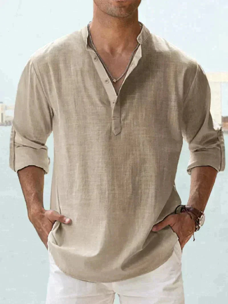 Modello indossa camicia uomo estiva casual. Look rilassato ed elegante, ideale per il tempo libero e comfort.