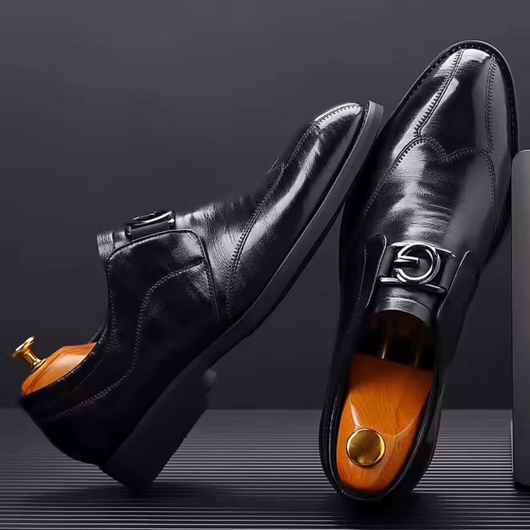 Calzature business uomo monk strap con doppia fibbia, colore bordeaux. Design elegante e suola comfort.