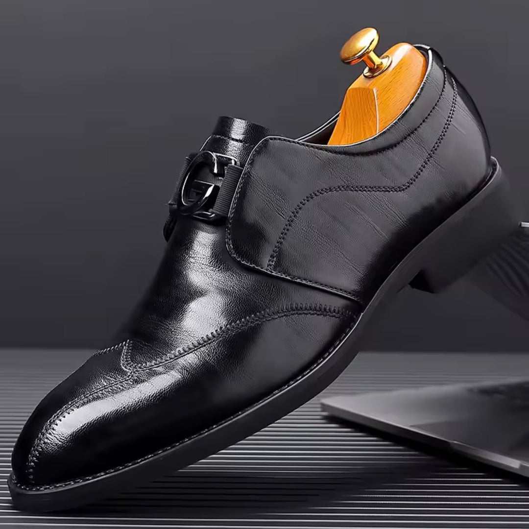 Scarpe monk strap nere da uomo, eleganti e formali con fibbia. Soletta comfort per lunga giornata in ufficio.