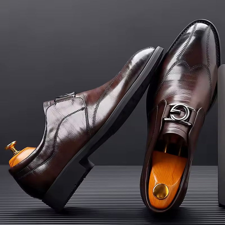 Monk strap uomo eleganti con fibbia, nero lucido. Scarpe formali perfette per l'ufficio e occasioni speciali.