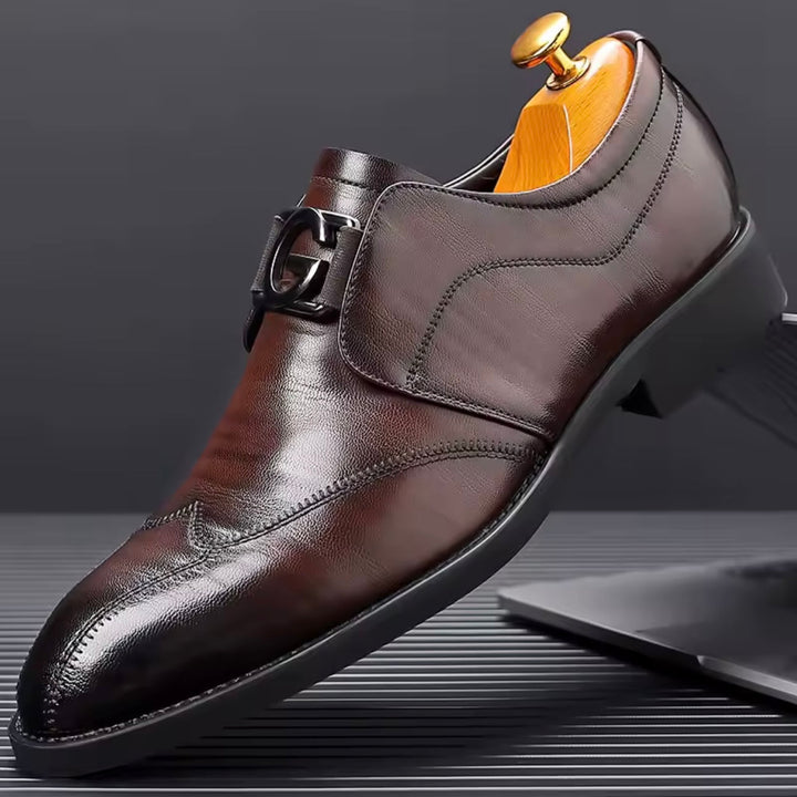 Scarpe uomo monk strap eleganti bordeaux con fibbia. Ideali per outfit formali e business, offrono comfort.
