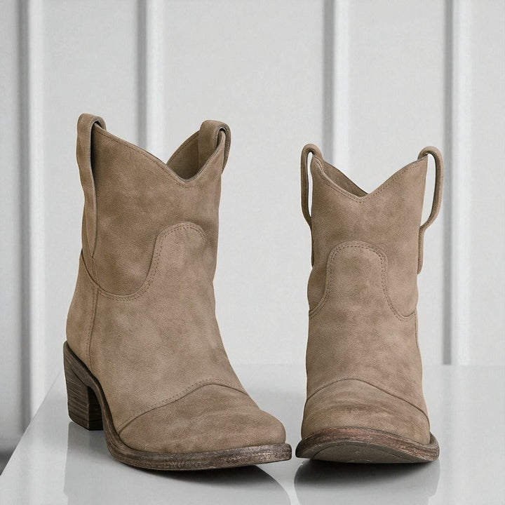 Stivaletti donna western con tacco largo, ideali per la stagione autunno inverno.
