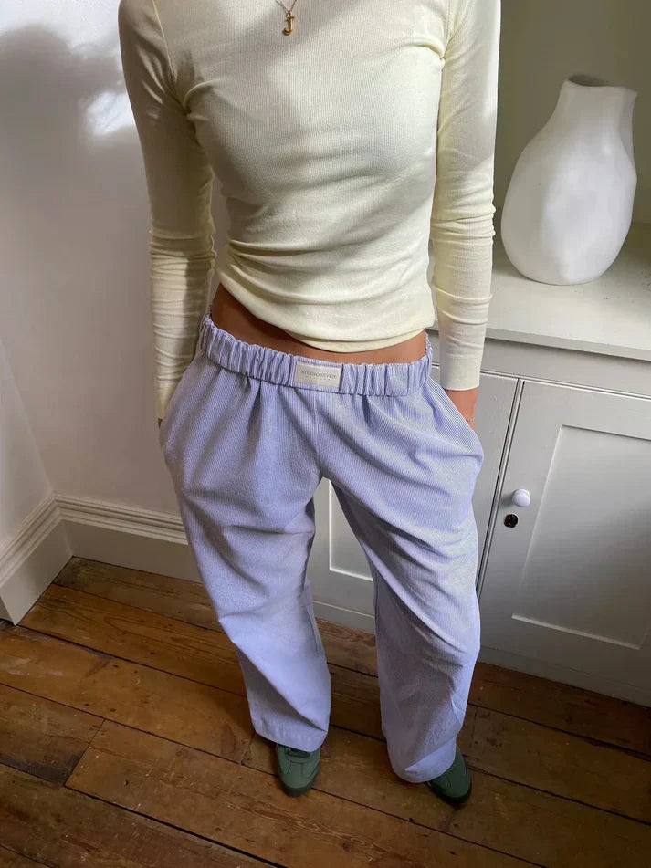 Pantaloni a righe da donna, comodi e versatili, perfetti per il tempo libero e la moda estiva.