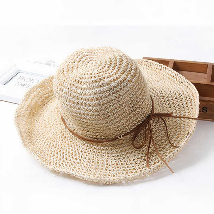 Elegante cappello da donna estivo con ampia falda per protezione solare. Ideale per moda mare e accessorio spiaggia.