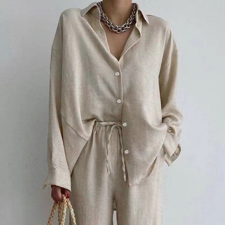 Set blusa larga e pantaloni a gamba larga donna. Outfit autunnale casual ed elegante con vita regolabile.