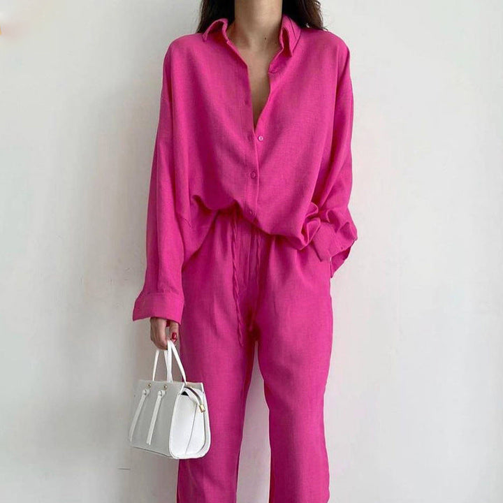 Completo donna versatile con blusa e pantaloni a gamba larga. Perfetto per outfit casual ed eleganza quotidiana.