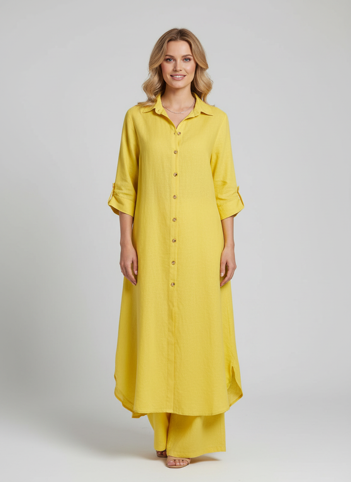 Camicia lunga e pantaloni ampi in lino per completo donna. Vestibilità fluida, ideale per look elegante e comodo.