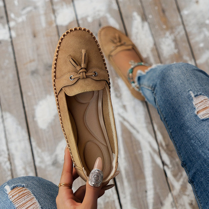 Mocassini eleganti da donna, stile slip-on con nappina, calzature versatili per un look raffinato.