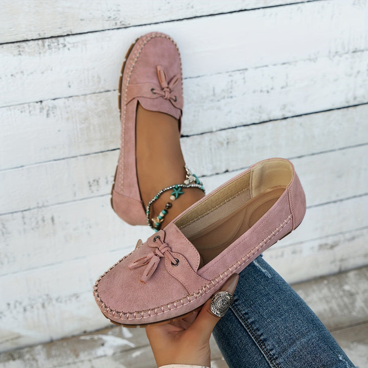 Scarpe donna mocassini slip-on con nappina decorativa, ideali per un look elegante e confortevole.