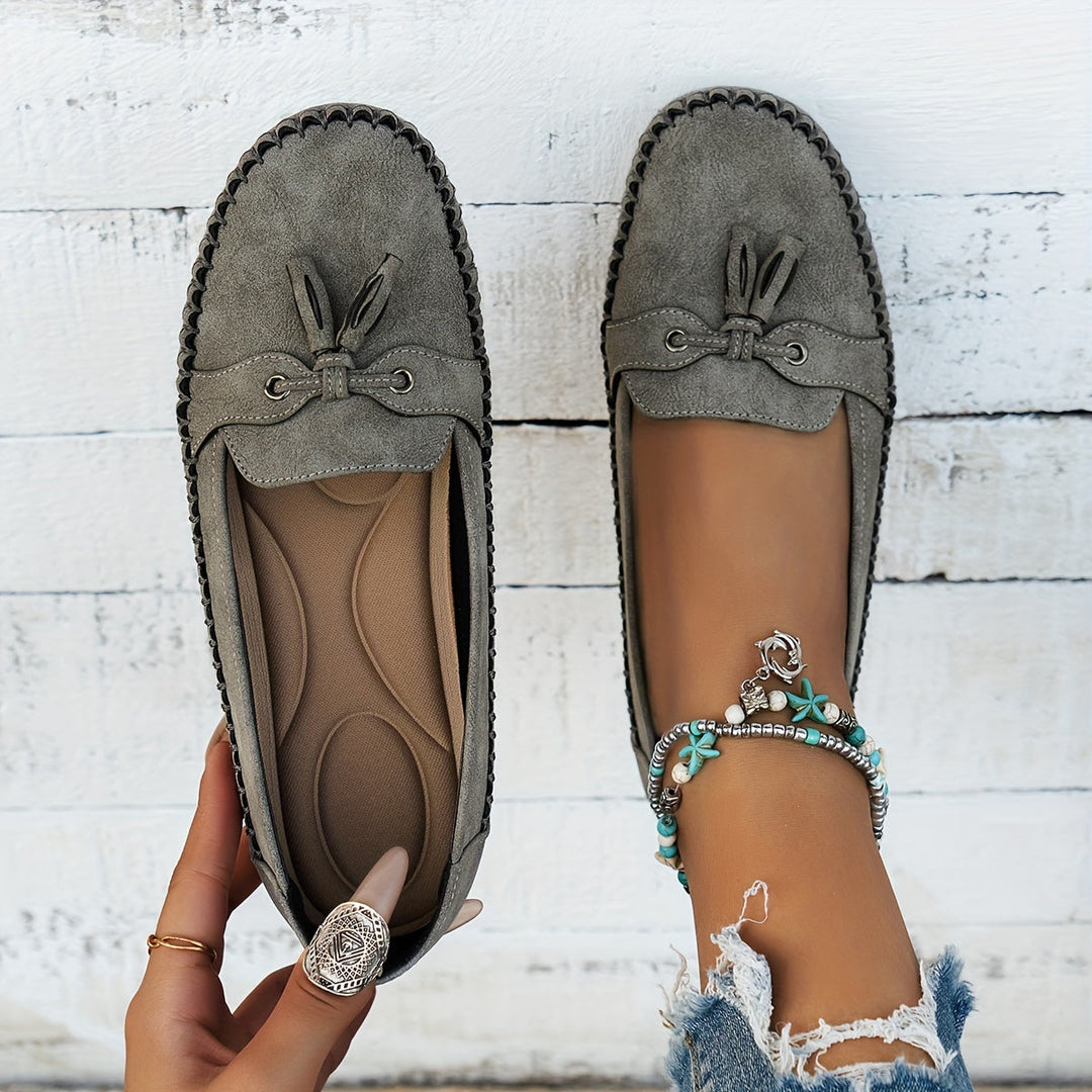 Calzature donna mocassini per primavera/autunno, modello slip-on con nappina, eleganza e comfort.