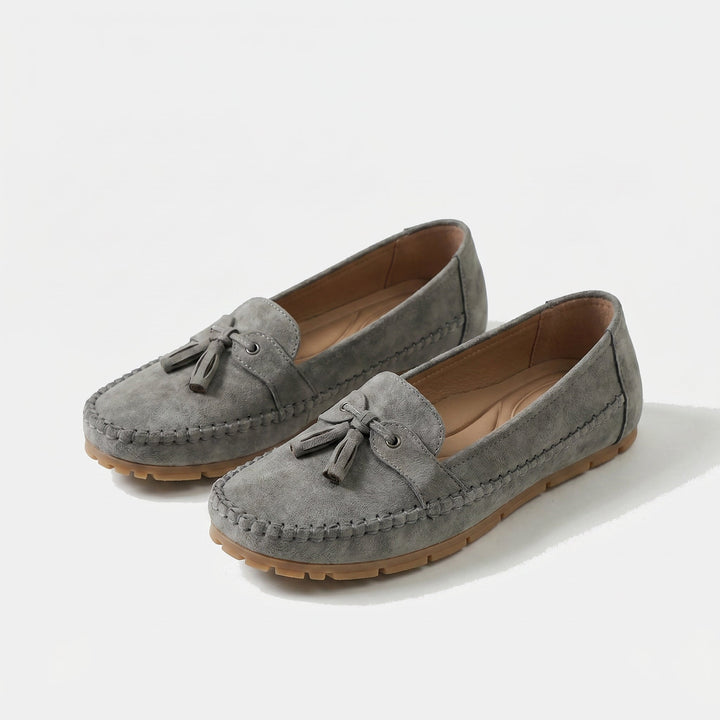 Scarpe donna mocassini classici slip-on, nappina raffinata, ideali per stile e comodità quotidiana.