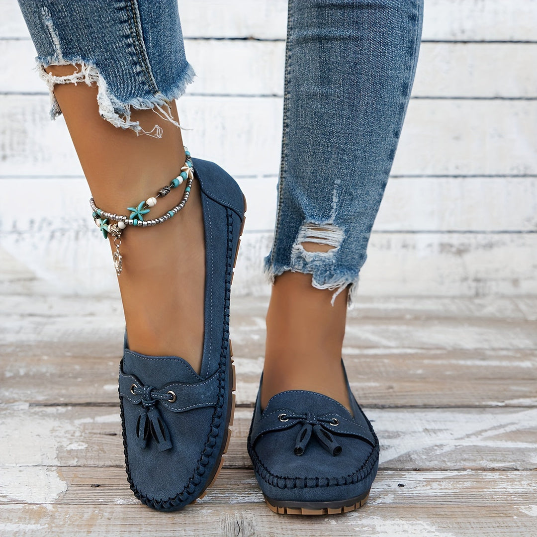 Mocassini donna che uniscono eleganza e comfort, design slip-on con nappina per un look versatile.