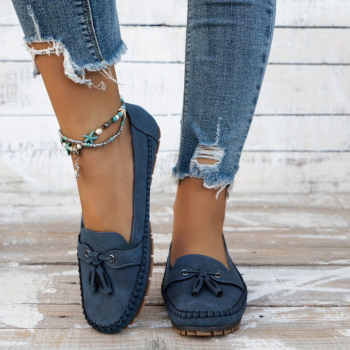 Mocassini donna che uniscono eleganza e comfort, design slip-on con nappina per un look versatile.