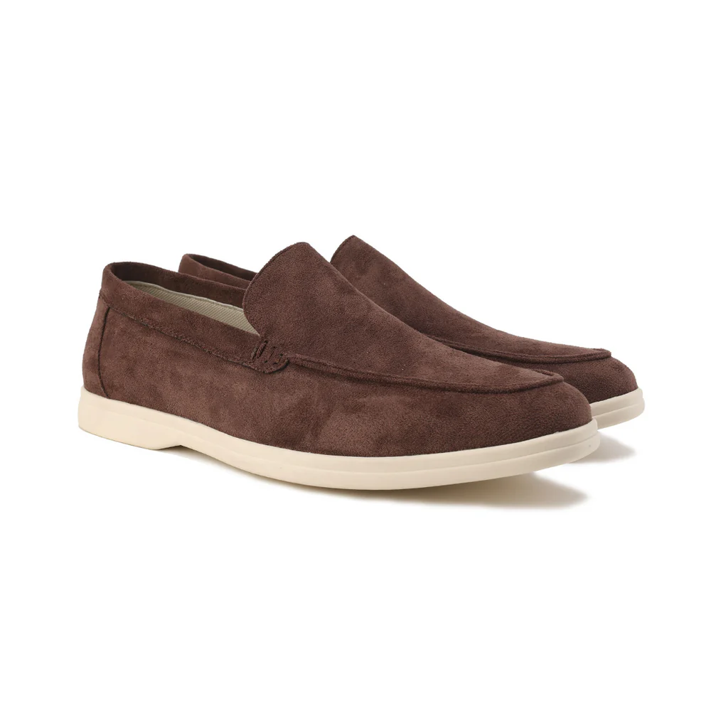 Scarpe da uomo: mocassini versatili, ideali per completare la moda maschile contemporanea.